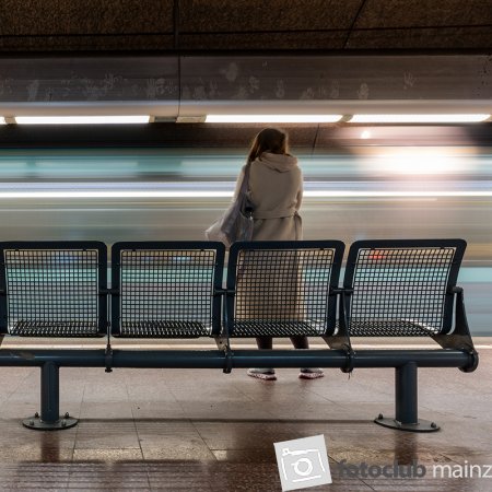 2024 U-Bahnfotografie Frankfurt - Rainer Scherer &quot;Wartende Frau&quot;